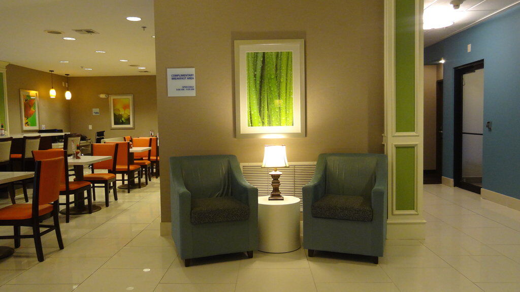 Holiday Inn Express Hotel Kansas City - Bonner Springs By Ihg Exterior photo